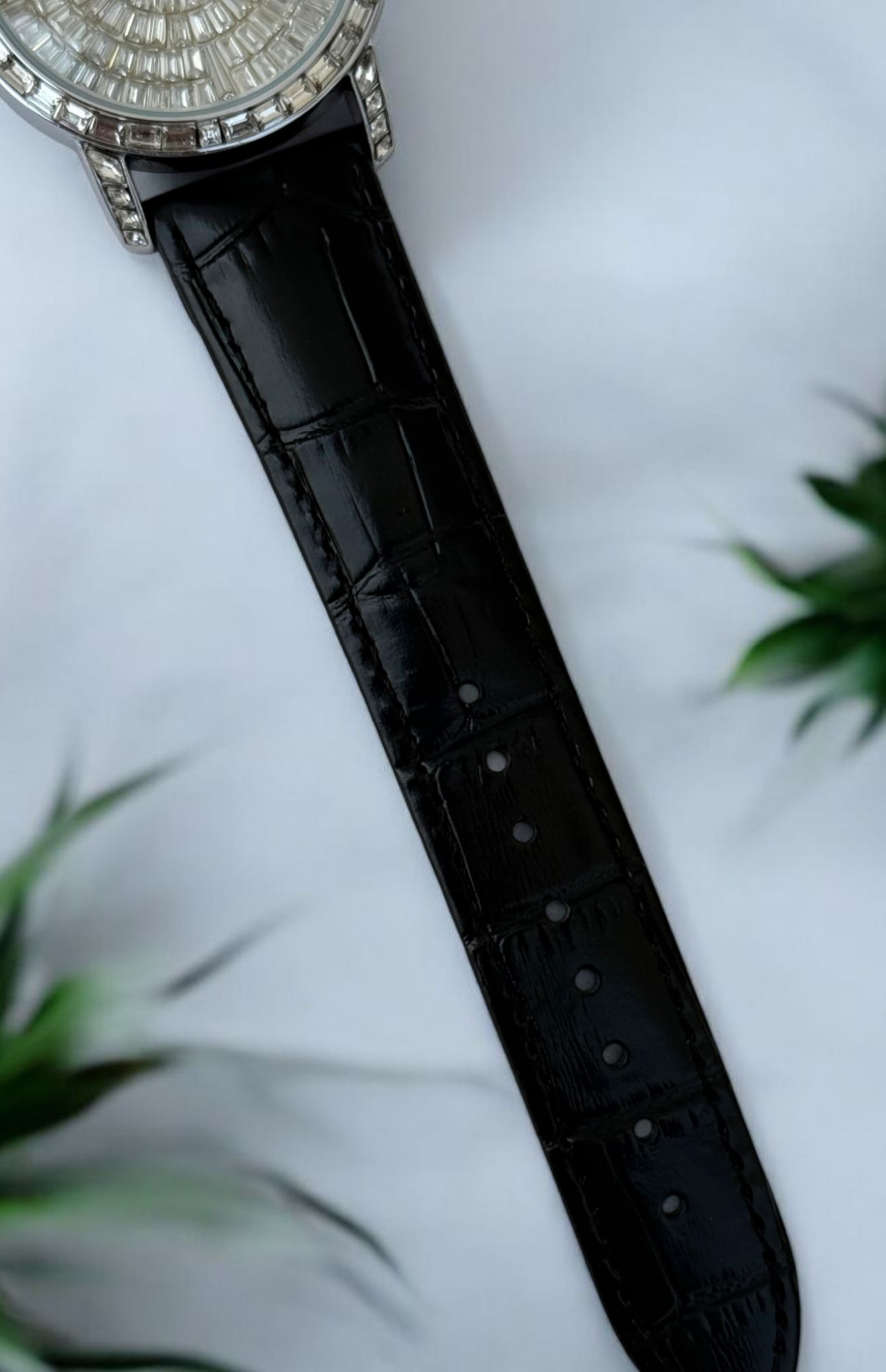 Yikai Crystal Stone Iced-Out Watch - Premium Straps Watch