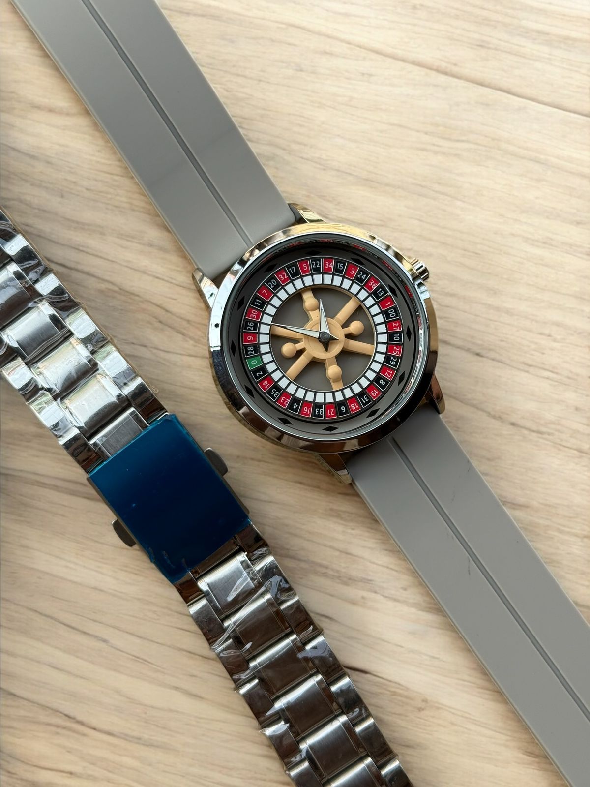 ROTATING DIAL WATCH - SILICON STRAPS AND MAGNETIC LOCK