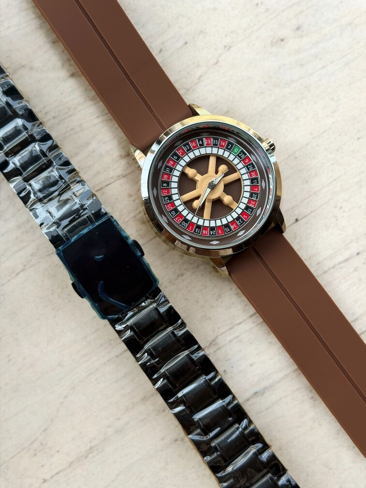 ROTATING DIAL WATCH - SILICON STRAPS AND MAGNETIC LOCK