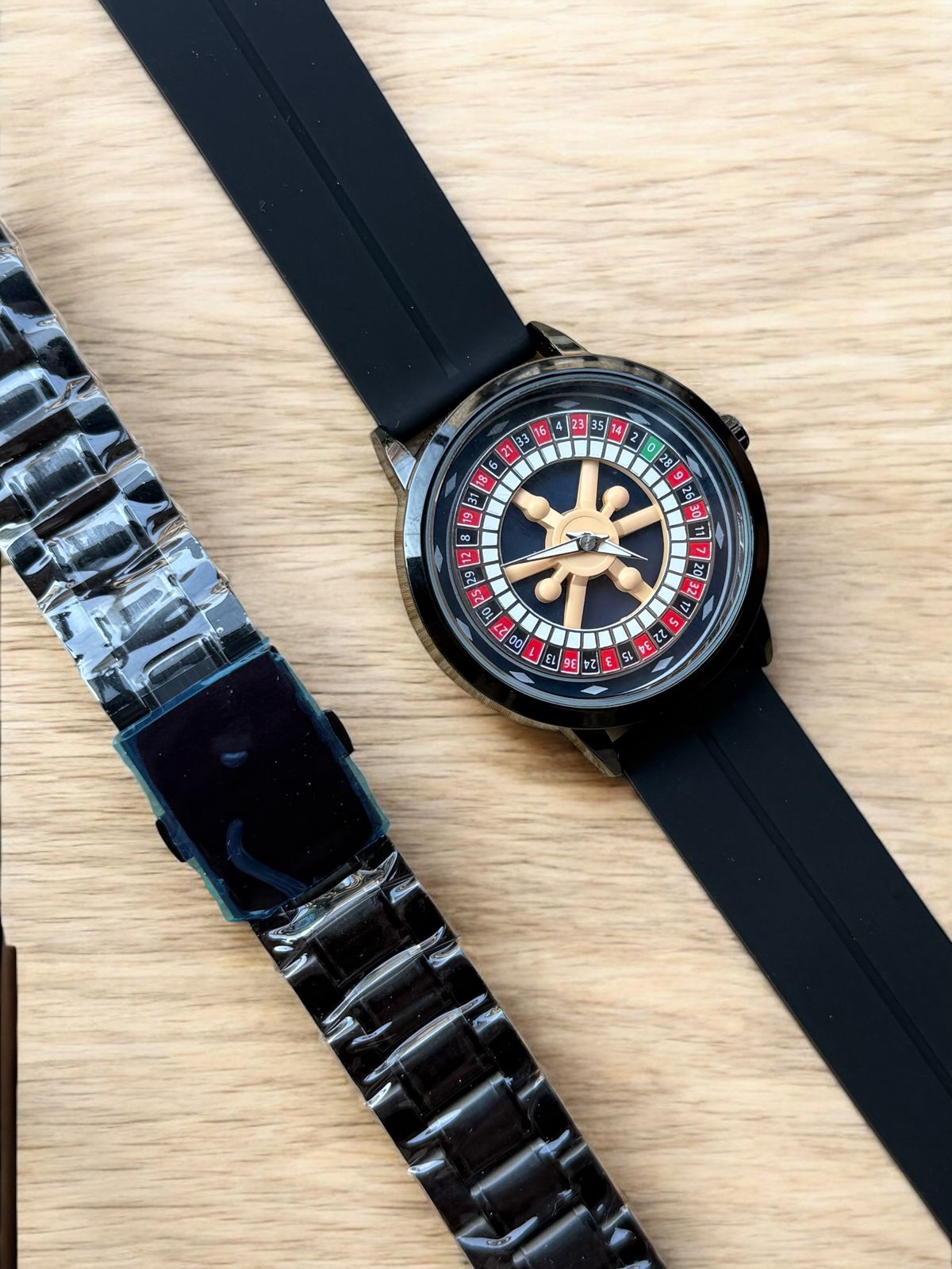 ROTATING DIAL WATCH - SILICON STRAPS AND MAGNETIC LOCK