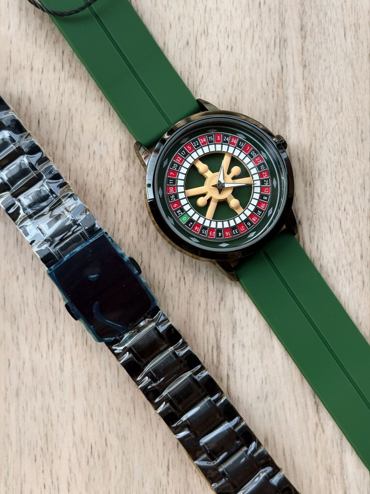 ROTATING DIAL WATCH - SILICON STRAPS AND MAGNETIC LOCK