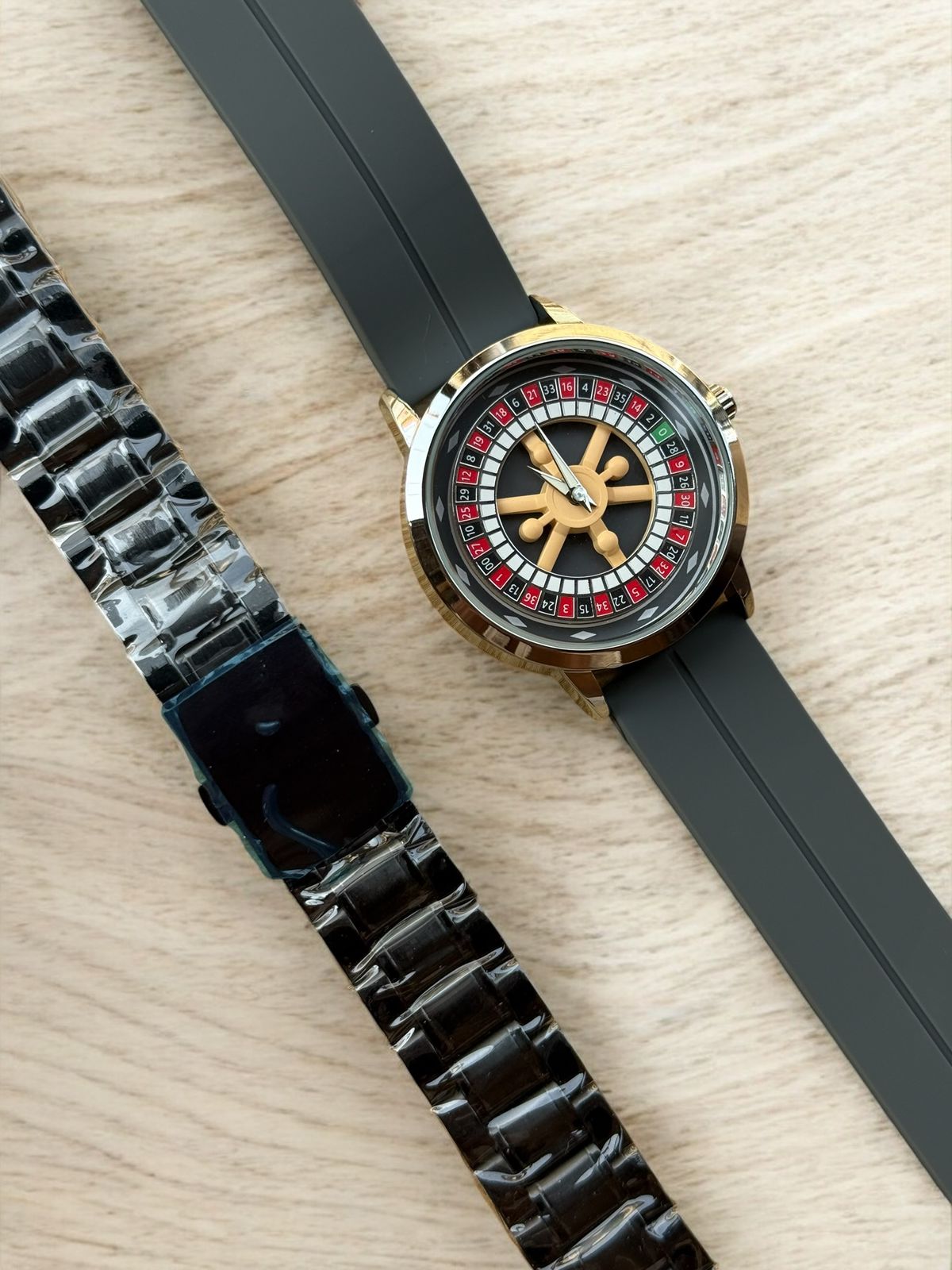 ROTATING DIAL WATCH - SILICON STRAPS AND MAGNETIC LOCK